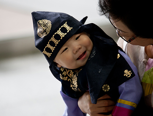 홈촬영 - 엄마가 아기를 안고 있는 따뜻한 가족사진