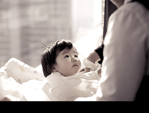 홈촬영 - 가족이 소파에서 함께하는 편안한 순간