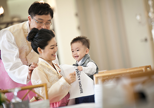 돌스냅 - 돌잡이하는 아기의 귀여운 모습