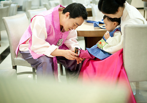 한옥촬영 - 한옥마을 대청마루에서의 가족 포트레이트