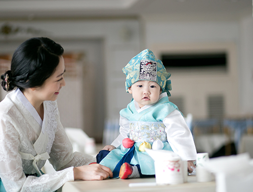 고궁촬영 - 궁궐 정원에서 산책하는 가족의 모습