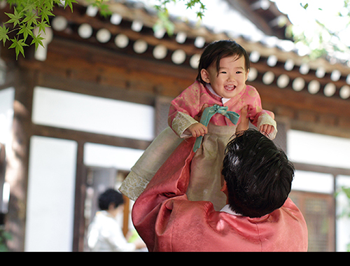 한옥촬영 - 한옥 처마 아래에서 촬영한 가족사진