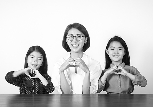 야외촬영 - 공원에서 뛰어노는 아이의 자연스러운 모습