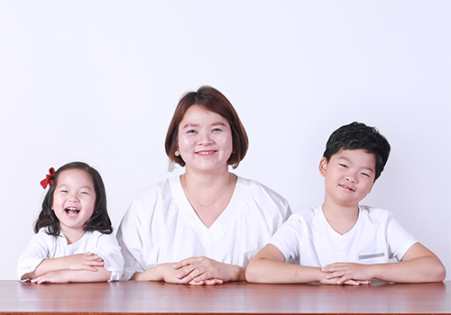 야외촬영 - 가족이 손잡고 걷는 자연스러운 모습