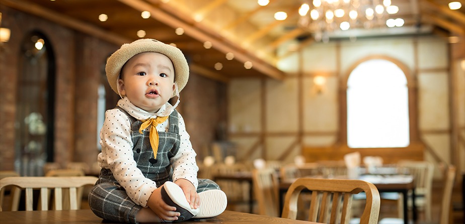 우림이 단독 — 창가 자연광 아래 테이블 위에 앉아