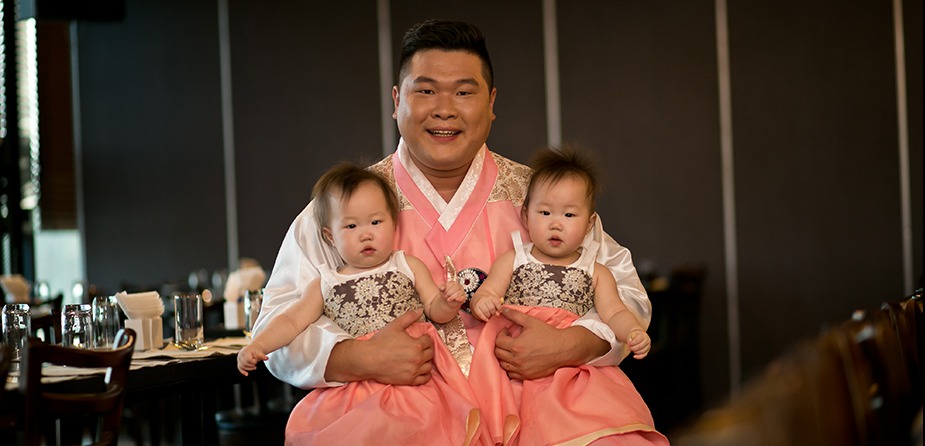 한복 차림 아빠 양팔에 쌍둥이 자매