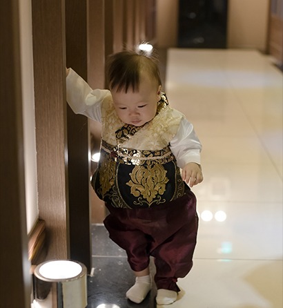 실내 복도에서 기둥 잡고 서 있는 지훈이 — 한복 단독